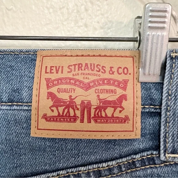 Levi's Women's Cropped Blue Jeans - Picture 4 of 7